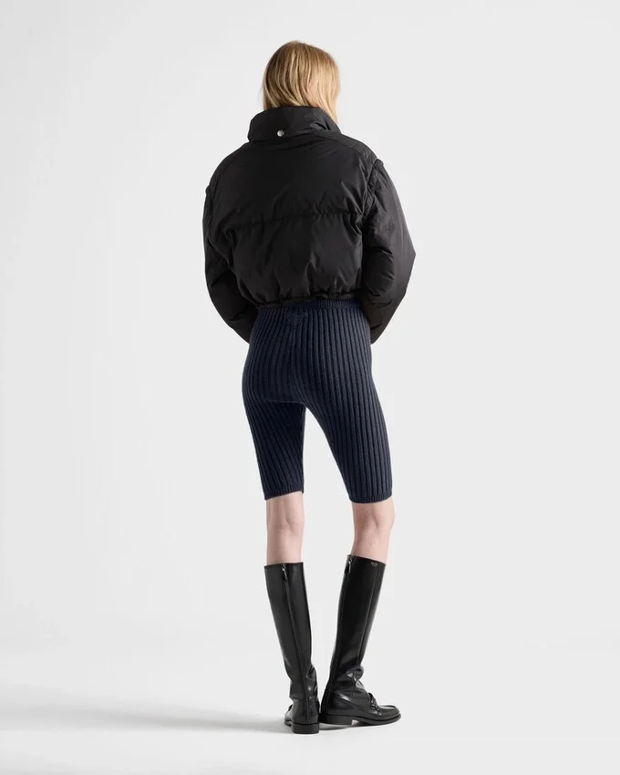 Krátká péřová bunda z materiálu Re-Nylon Krátká péřová bunda z materiálu Re-Nylon