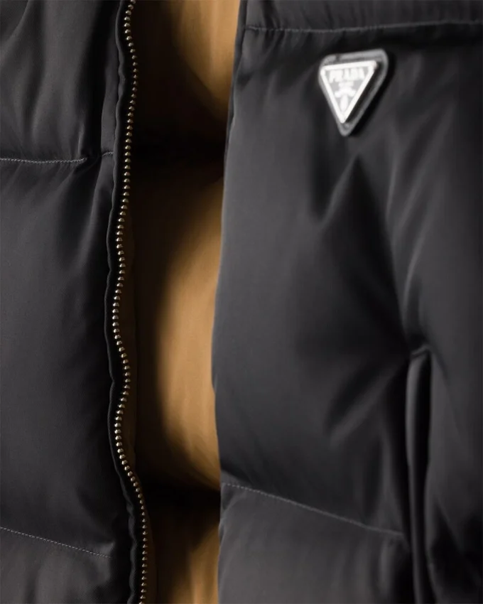 Krátká péřová bunda z materiálu Re-Nylon Krátká péřová bunda z materiálu Re-Nylon