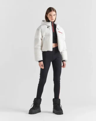 Krátká technická péřová bunda z materiálu Re-Nylon