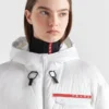 Krátká technická péřová bunda z materiálu Re-Nylon Krátká technická péřová bunda z materiálu Re-Nylon
