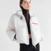 Krátká technická péřová bunda z materiálu Re-Nylon Krátká technická péřová bunda z materiálu Re-Nylon