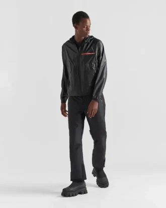 Lehká bunda s kapucí z materiálu Re-Nylon