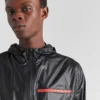 Lehká bunda s kapucí z materiálu Re-Nylon Lehká bunda s kapucí z materiálu Re-Nylon