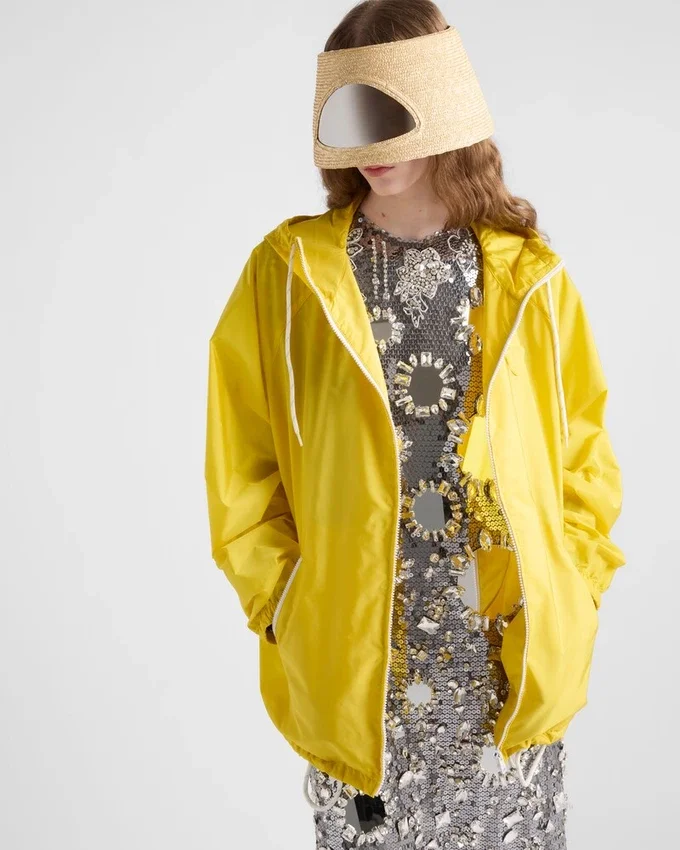 Lehká nepromokavá bunda z materiálu Re-Nylon Lehká nepromokavá bunda z materiálu Re-Nylon