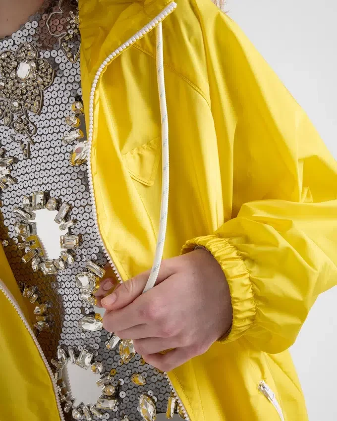 Lehká nepromokavá bunda z materiálu Re-Nylon Lehká nepromokavá bunda z materiálu Re-Nylon