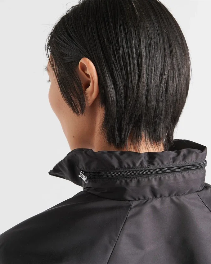 Lehká nepromokavá bunda z materiálu Re-Nylon Lehká nepromokavá bunda z materiálu Re-Nylon