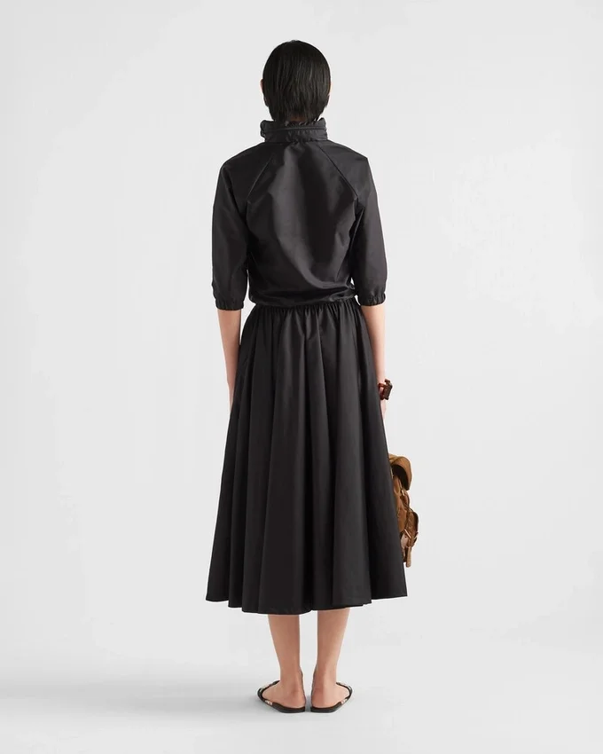 Lehká nepromokavá bunda z materiálu Re-Nylon Lehká nepromokavá bunda z materiálu Re-Nylon