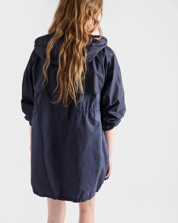 Lehká pláštěnka s kapucí z materiálu Re-Nylon Lehká pláštěnka s kapucí z materiálu Re-Nylon