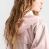 Lehká pláštěnka s kapucí z materiálu Re-Nylon Lehká pláštěnka s kapucí z materiálu Re-Nylon