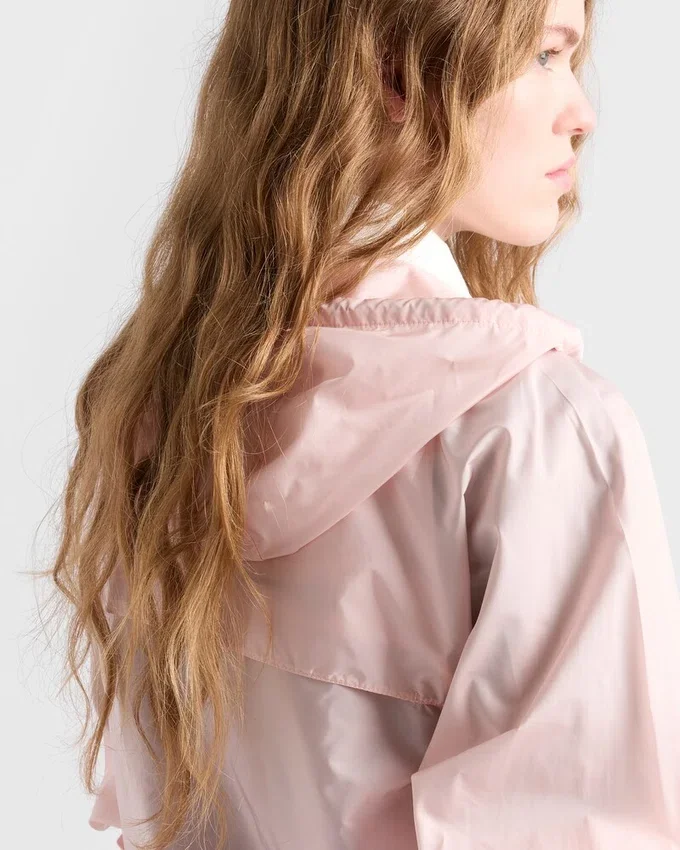 Lehká pláštěnka s kapucí z materiálu Re-Nylon Lehká pláštěnka s kapucí z materiálu Re-Nylon
