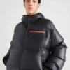 Lehká Re-Nylon péřová bunda s kapucí Lehká Re-Nylon péřová bunda s kapucí