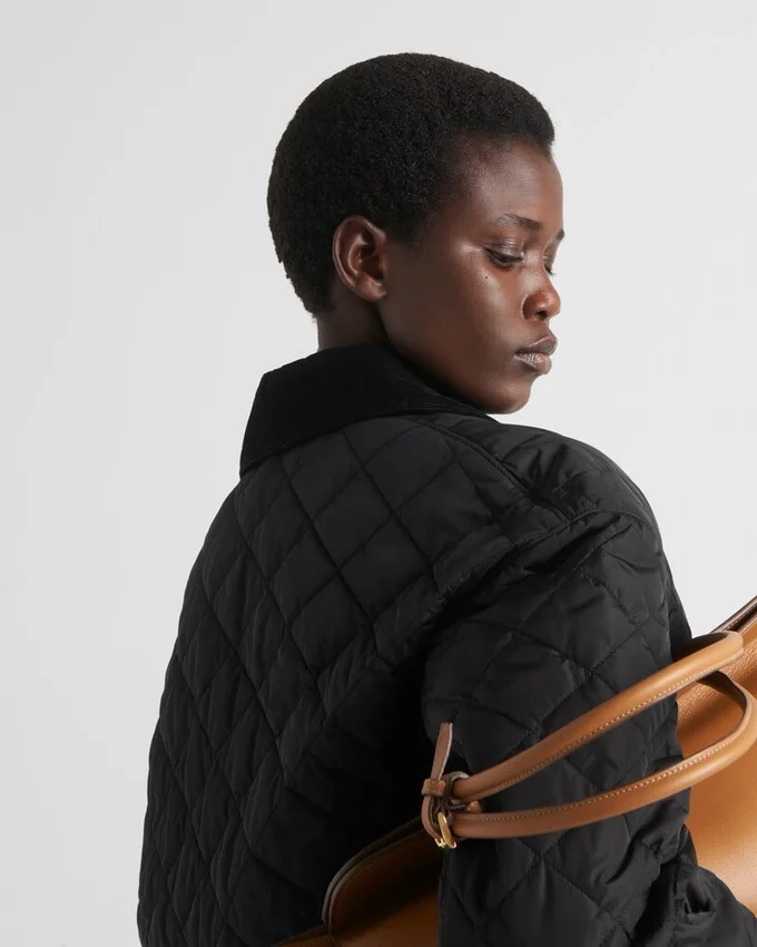 Lehká zkrácená bunda z materiálu Re-Nylon Lehká zkrácená bunda z materiálu Re-Nylon
