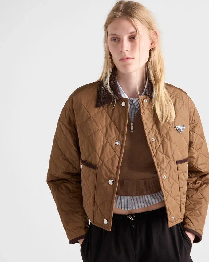 Lehká zkrácená bunda z materiálu Re-Nylon Lehká zkrácená bunda z materiálu Re-Nylon