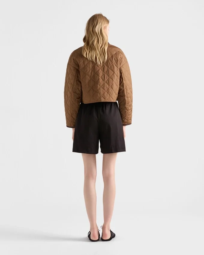 Lehká zkrácená bunda z materiálu Re-Nylon Lehká zkrácená bunda z materiálu Re-Nylon