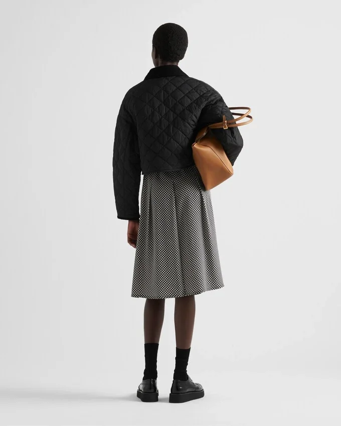 Lehká zkrácená bunda z materiálu Re-Nylon Lehká zkrácená bunda z materiálu Re-Nylon