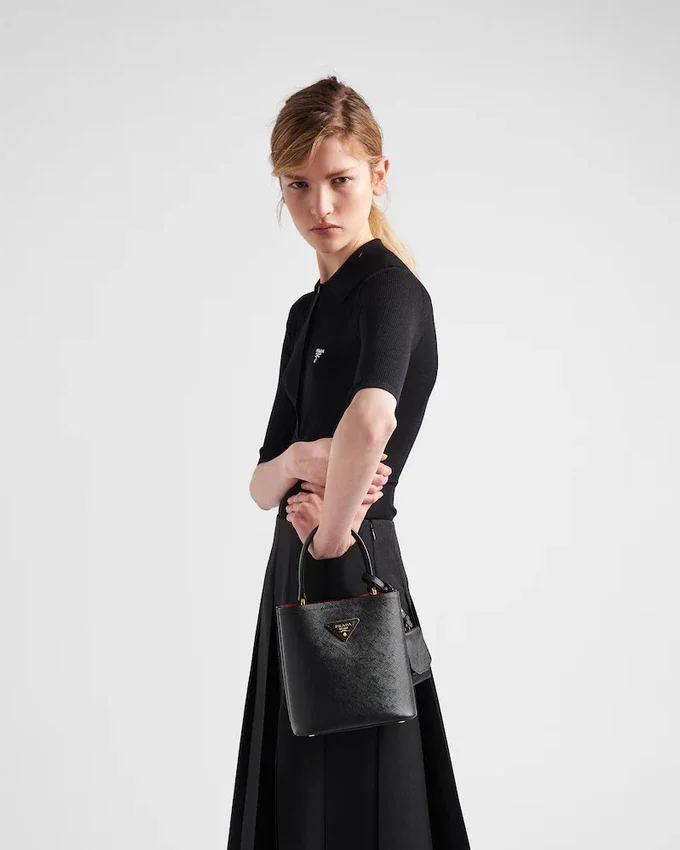 Malá kožená taška Prada Panier z kůže Saffiano Malá kožená taška Prada Panier z kůže Saffiano