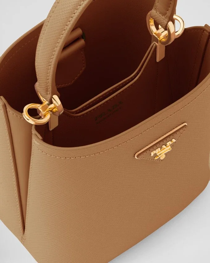Malá kožená taška Prada Panier z kůže Saffiano Malá kožená taška Prada Panier z kůže Saffiano