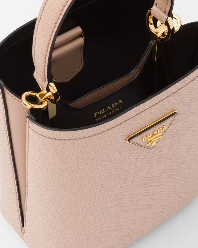Malá kožená taška Prada Panier z kůže Saffiano Malá kožená taška Prada Panier z kůže Saffiano