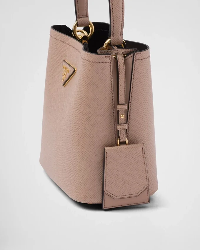 Malá kožená taška Prada Panier z kůže Saffiano Malá kožená taška Prada Panier z kůže Saffiano