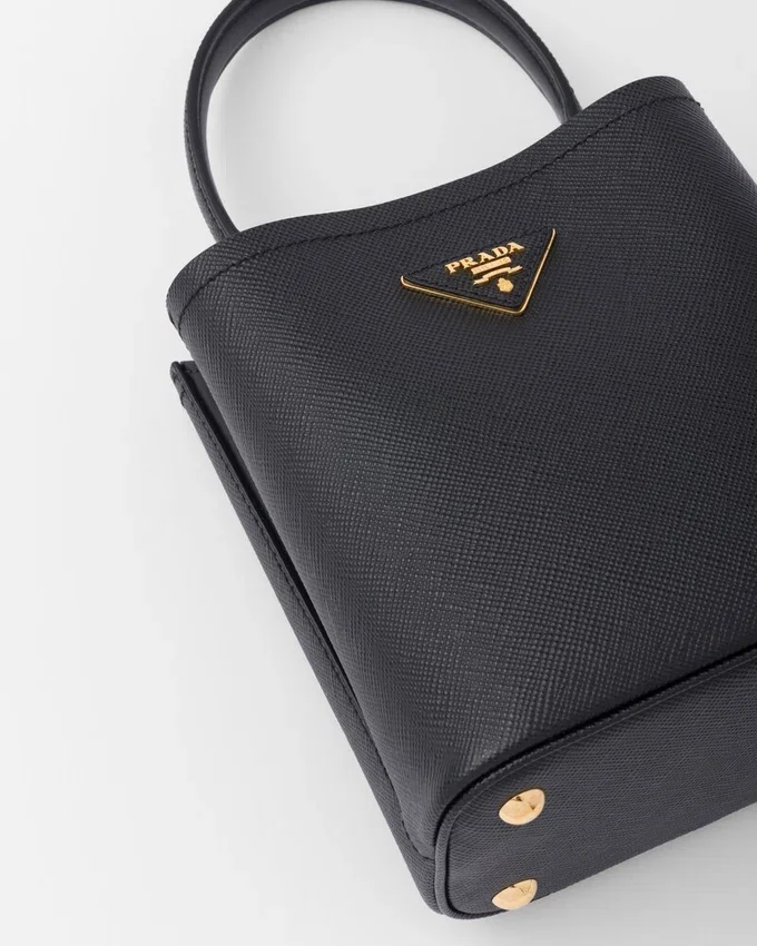 Malá kožená taška Prada Panier z kůže Saffiano Malá kožená taška Prada Panier z kůže Saffiano