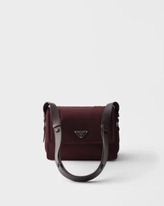 Malá polstrovaná taška přes rameno Prada Traveller z materiálu Re-Nylon