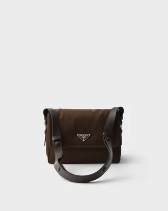 Malá polstrovaná taška přes rameno Prada Traveller z materiálu Re-Nylon