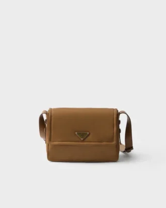 Malá polstrovaná taška přes rameno Prada Traveller z materiálu Re-Nylon