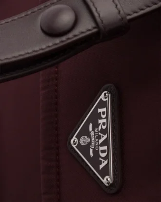 Malá polstrovaná taška přes rameno Prada Traveller z materiálu Re-Nylon