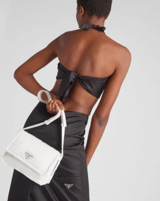 Malá polstrovaná taška přes rameno Prada Traveller z materiálu Re-Nylon
