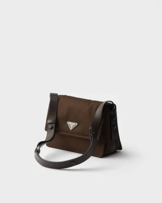 Malá polstrovaná taška přes rameno Prada Traveller z materiálu Re-Nylon