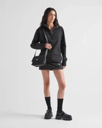 Malá polstrovaná taška přes rameno Prada Traveller z materiálu Re-Nylon Malá polstrovaná taška přes rameno Prada Traveller z materiálu Re-Nylon