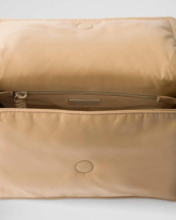 Malá polstrovaná taška přes rameno Prada Traveller z materiálu Re-Nylon Malá polstrovaná taška přes rameno Prada Traveller z materiálu Re-Nylon