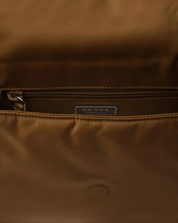 Malá polstrovaná taška přes rameno Prada Traveller z materiálu Re-Nylon Malá polstrovaná taška přes rameno Prada Traveller z materiálu Re-Nylon