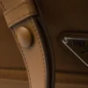 Malá polstrovaná taška přes rameno Prada Traveller z materiálu Re-Nylon Malá polstrovaná taška přes rameno Prada Traveller z materiálu Re-Nylon