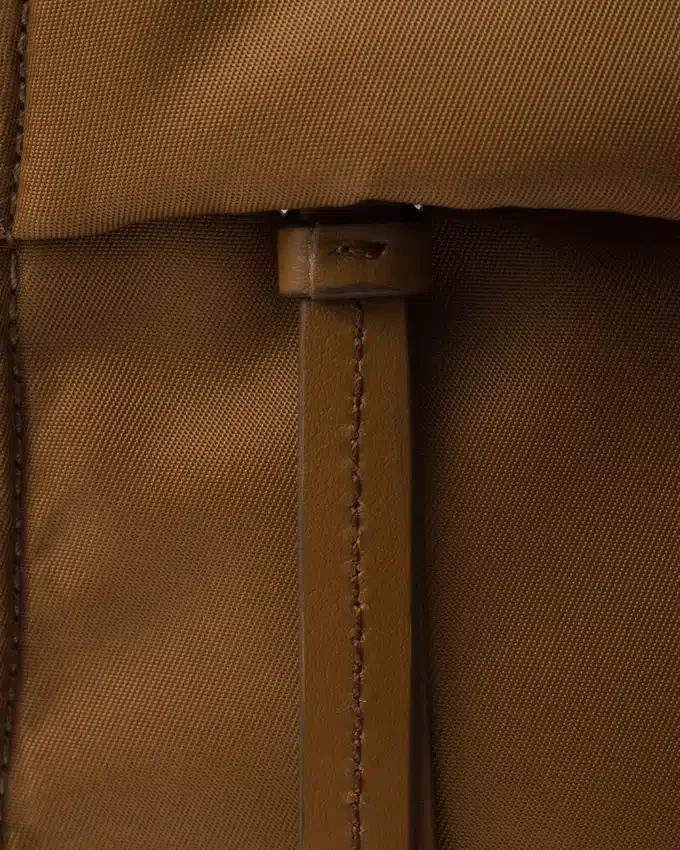 Malá polstrovaná taška přes rameno Prada Traveller z materiálu Re-Nylon Malá polstrovaná taška přes rameno Prada Traveller z materiálu Re-Nylon