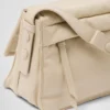 Malá polstrovaná taška přes rameno Prada Traveller z materiálu Re-Nylon Malá polstrovaná taška přes rameno Prada Traveller z materiálu Re-Nylon