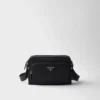Malá taška přes rameno z Re-Nylonu a kůže Saffiano Malá taška přes rameno z Re-Nylonu a kůže Saffiano