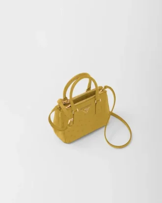 Mini kabelka Prada Galleria z pštrosí kůže