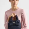 Mini polstrovaná taška Re-Nylon s mašlí Mini polstrovaná taška Re-Nylon s mašlí