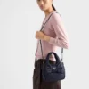 Mini polstrovaná taška Re-Nylon s mašlí Mini polstrovaná taška Re-Nylon s mašlí