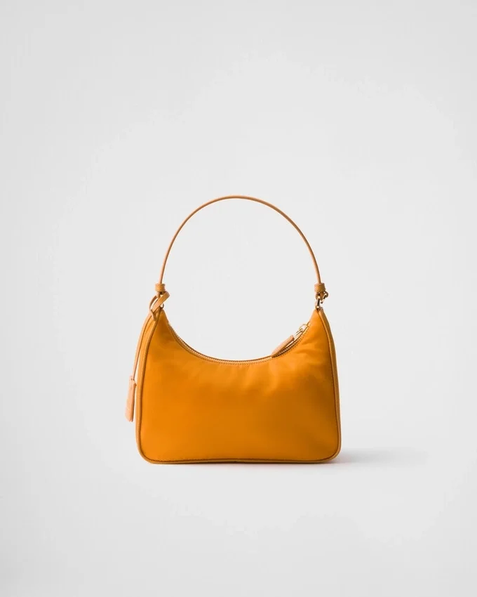 Mini taška Prada Re-Edition 2005 z materiálu Re-Nylon a Saffiano Mini taška Prada Re-Edition 2005 z materiálu Re-Nylon a Saffiano