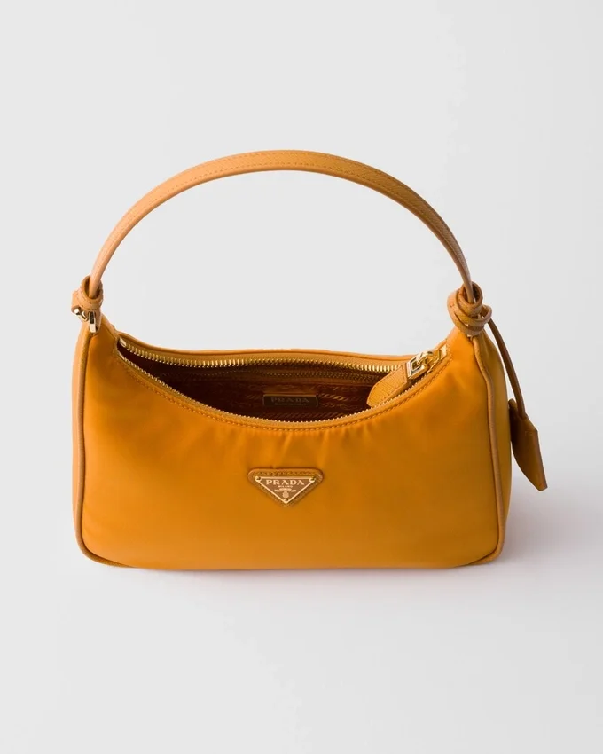 Mini taška Prada Re-Edition 2005 z materiálu Re-Nylon a Saffiano Mini taška Prada Re-Edition 2005 z materiálu Re-Nylon a Saffiano