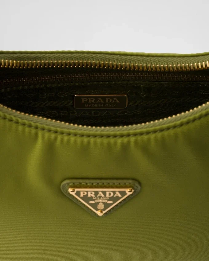 Mini taška Prada Re-Edition 2005 z materiálu Re-Nylon a Saffiano Mini taška Prada Re-Edition 2005 z materiálu Re-Nylon a Saffiano