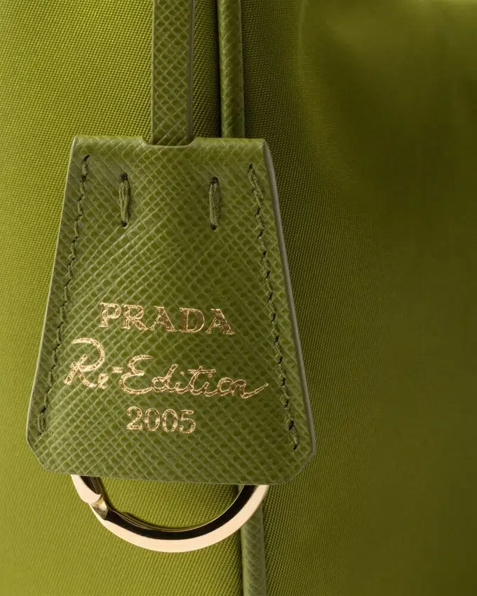 Mini taška Prada Re-Edition 2005 z materiálu Re-Nylon a Saffiano Mini taška Prada Re-Edition 2005 z materiálu Re-Nylon a Saffiano