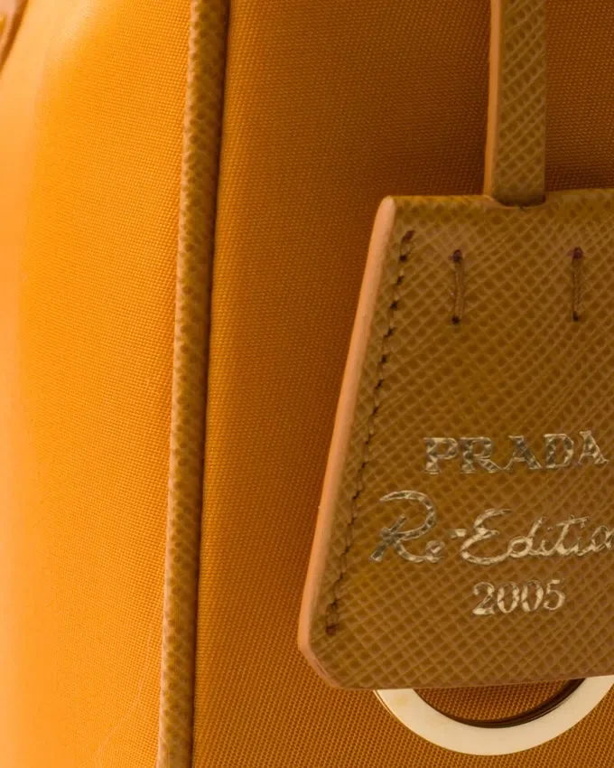 Mini taška Prada Re-Edition 2005 z materiálu Re-Nylon a Saffiano Mini taška Prada Re-Edition 2005 z materiálu Re-Nylon a Saffiano