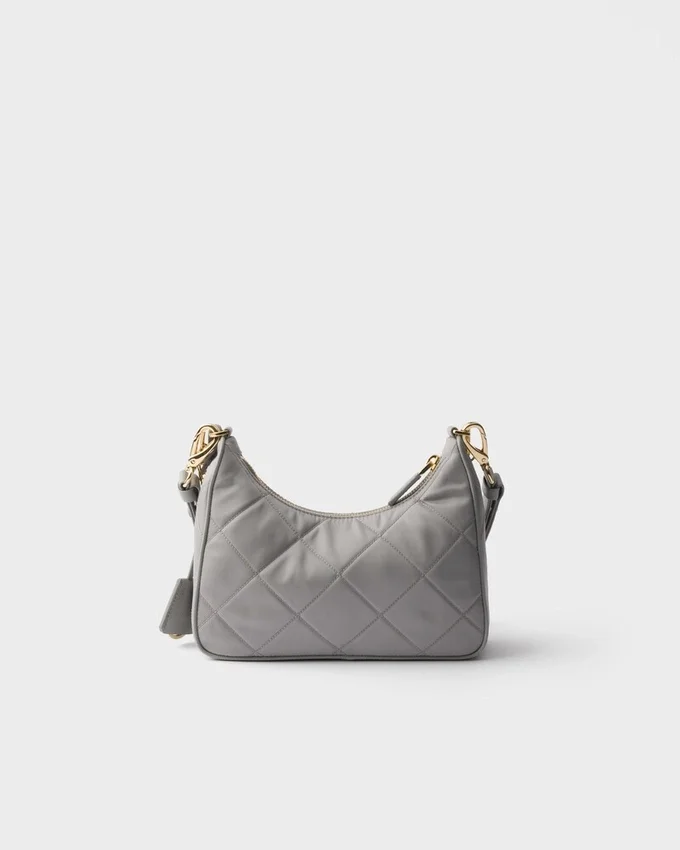 Mini taška Prada Re-Edition z prošívaného materiálu Re-Nylon Mini taška Prada Re-Edition z prošívaného materiálu Re-Nylon