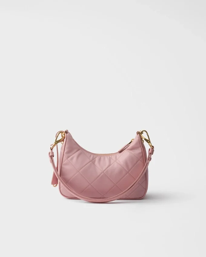 Mini taška Prada Re-Edition z prošívaného materiálu Re-Nylon Mini taška Prada Re-Edition z prošívaného materiálu Re-Nylon