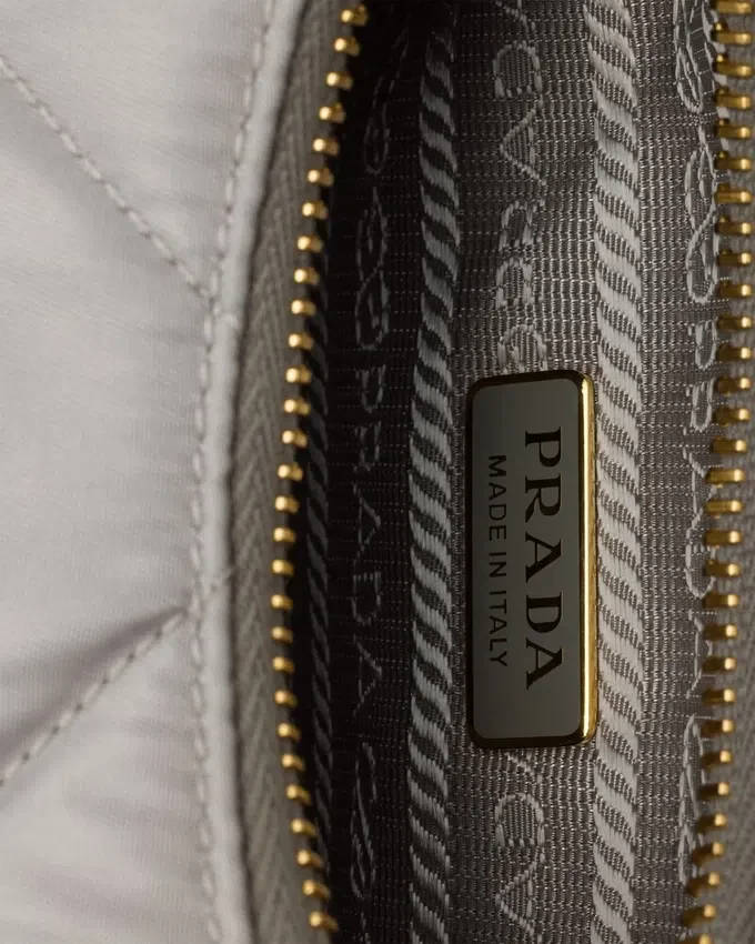 Mini taška Prada Re-Edition z prošívaného materiálu Re-Nylon Mini taška Prada Re-Edition z prošívaného materiálu Re-Nylon