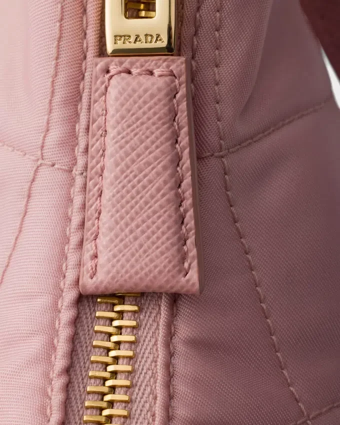 Mini taška Prada Re-Edition z prošívaného materiálu Re-Nylon Mini taška Prada Re-Edition z prošívaného materiálu Re-Nylon