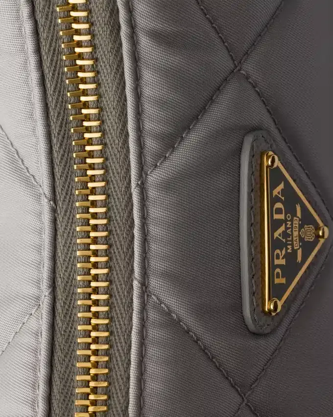 Mini taška Prada Re-Edition z prošívaného materiálu Re-Nylon Mini taška Prada Re-Edition z prošívaného materiálu Re-Nylon